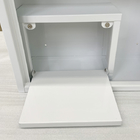 خزانة معدنية بيضاء للإسعافات الأولية في مكان العمل العام مع صندوق Innner