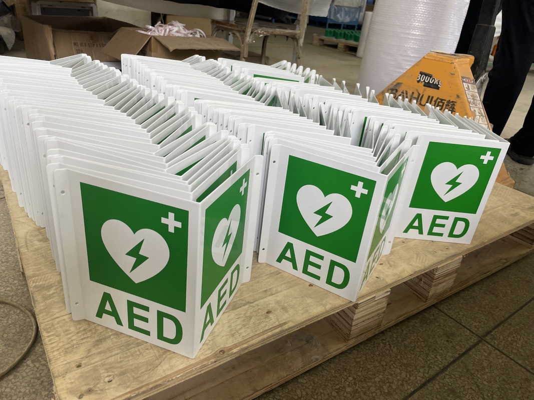 بيضاء على الحائط لافتة درهم إماراتي مزيل رجفان بلاستيكي أخضر لافتة AED V ألومنيوم مخصص